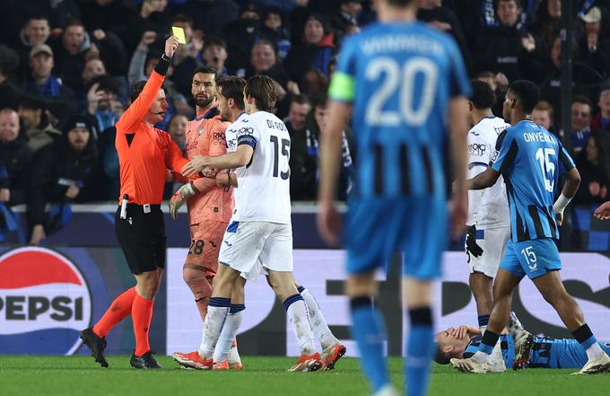 Trenutek, ki je razburil in odločil tekmo. | Foto: Reuters