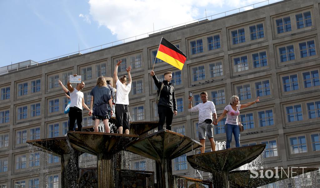 Protesti v Berlinu proti ukrepom zaradi koronavirusa