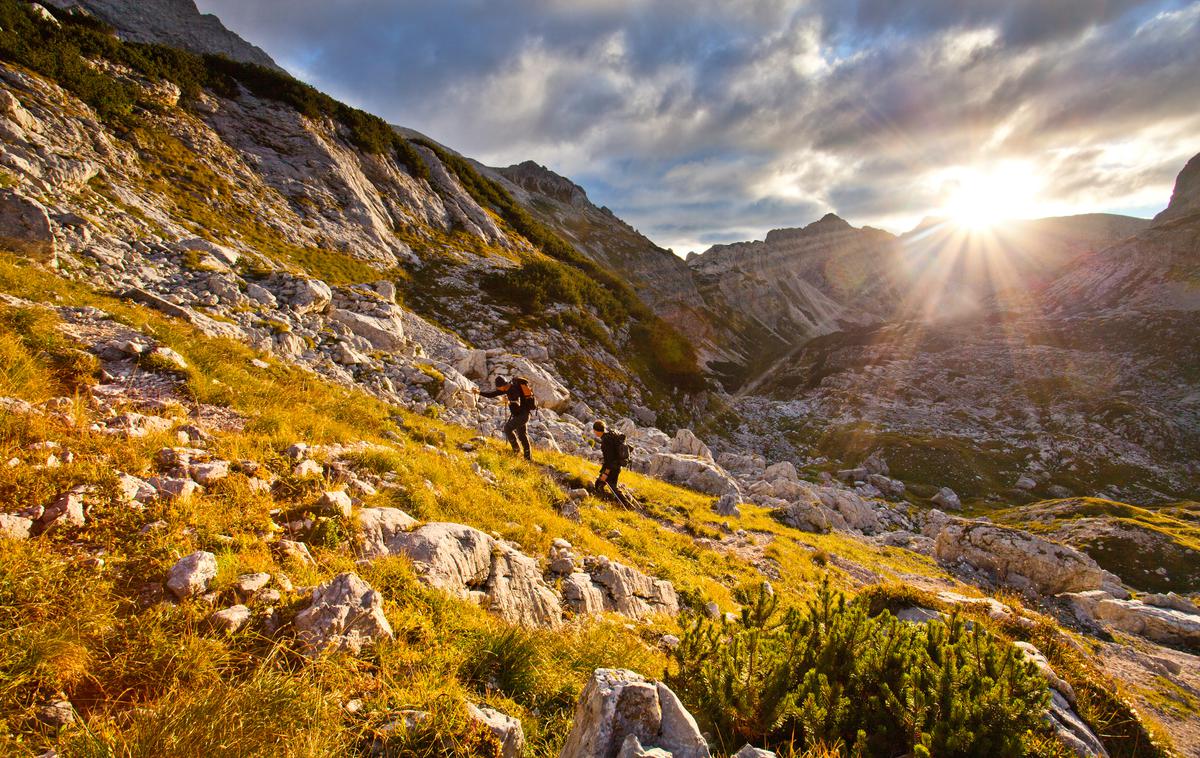 Pohodniki in jutro v Julijskih Alpah pohodništvo | Foto Jošt Gantar, vir: www.slovenia.info