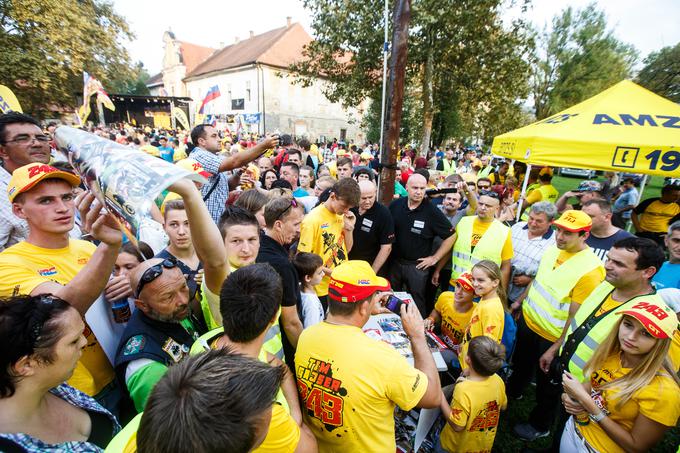  Tim Gajser je danes v domačem kraju užival v sadovih uspešne sezone. | Foto: Grega Valančič/Sportida