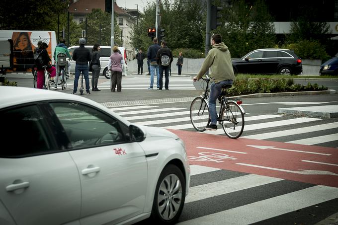 Kolesar mora najprej previdno prečkati en pas, a mora to storiti počasi, saj ga lahko voznik na levem zavijalnem pasu spregleda. | Foto: Ana Kovač