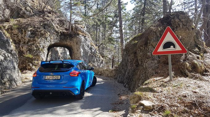 Ford focus RS - ponavadi se z njim vozi smučarski skakalec Jurij Tepeš, tokrat je bil v naših rokah. Avtomobil, ki z 2,3-litrskim motorjem, 350 "konji" in štirikolesnim pogonom spominja na nekatere svoje slavne predhodnike. | Foto: Gregor Pavšič