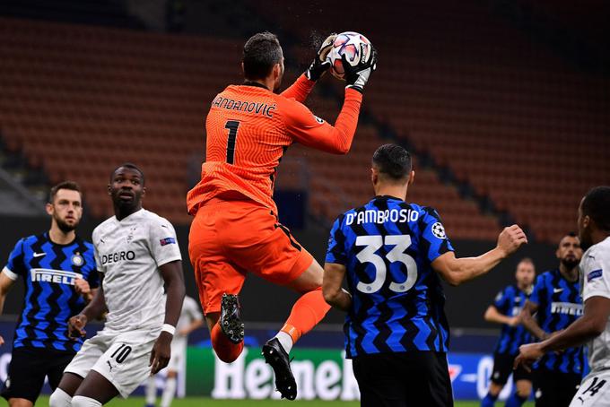 Samir Handanović v akciji na tekmi proti Borussii Mönchengladbachu. | Foto: Getty Images