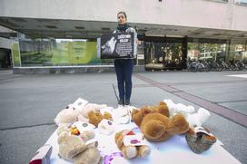 Protest prosti ubijanju živali.