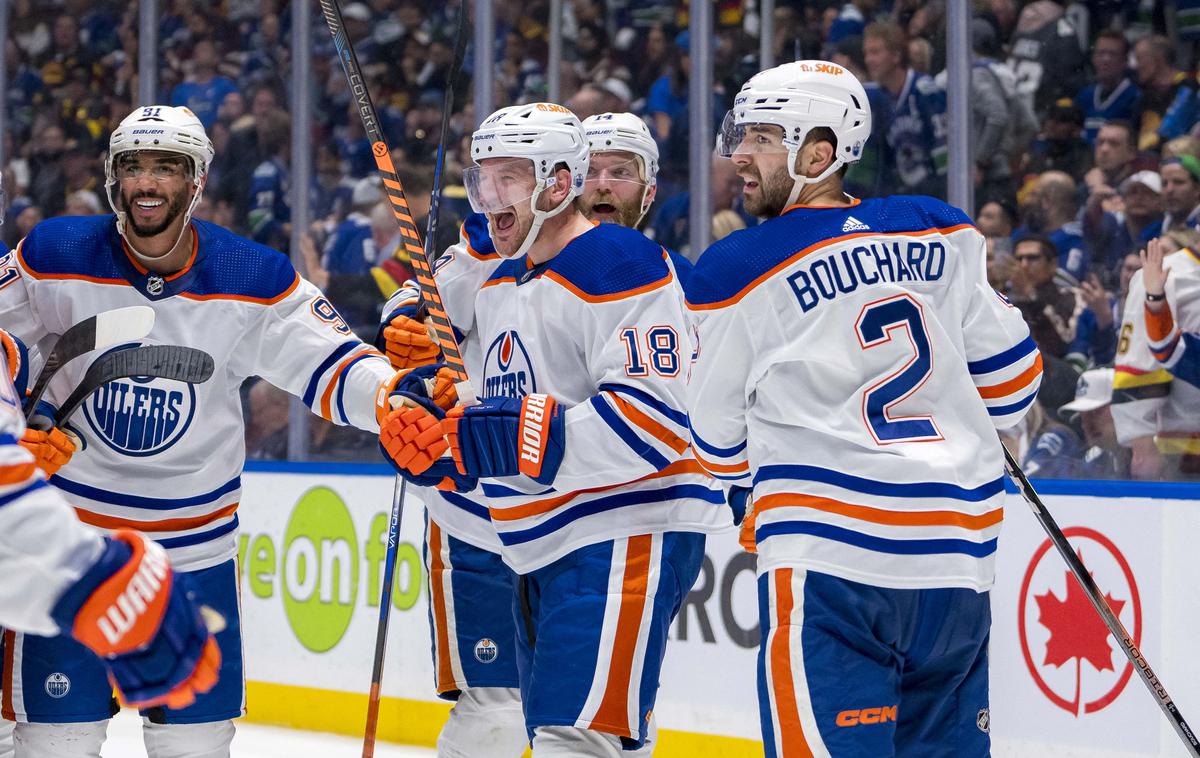 Edmonton Oilers | Hokejisti Edmonton Oilers so po podaljšku s 4:3 premagali ekipo Vancouver Canucks in izenačili v zmagah na 1:1. | Foto Reuters