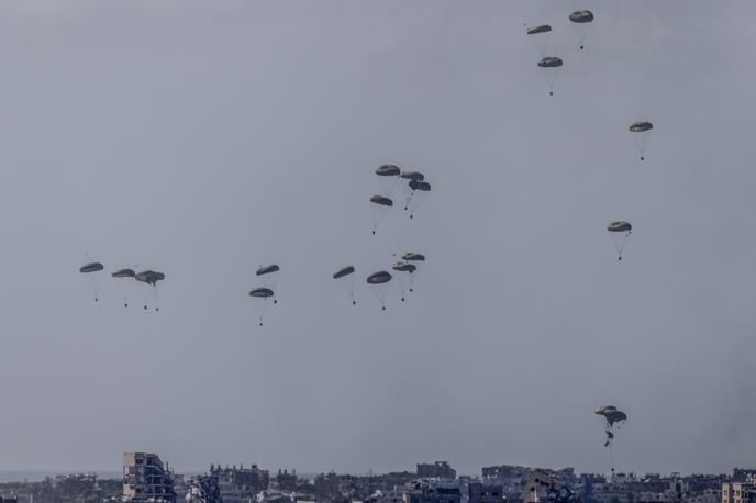 humanitarna pomoč, Gaza | Med spuščanjem paketov pomoči s pomočjo padal se najmanj eno od teh ni pravilno odprlo, zaradi česar so paketi s skoraj polno hitrostjo padli na tla in pri tem pod seboj pokopali pet ljudi. | Foto Guliverimage