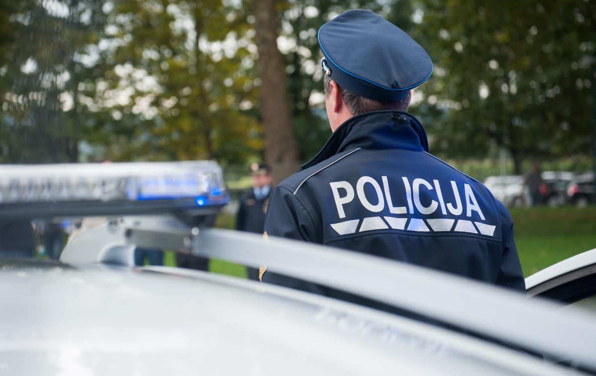 slovenska policija | V postopku je voznik poskušal podkupiti policista, da mu ne bi izrekel predpisanih sankcij za storjeni prekršek, in mu izročil tisoč evrov v gotovini.  | Foto Siol.net