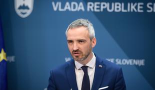 Minister Cigler Kralj pozitiven na koronavirus