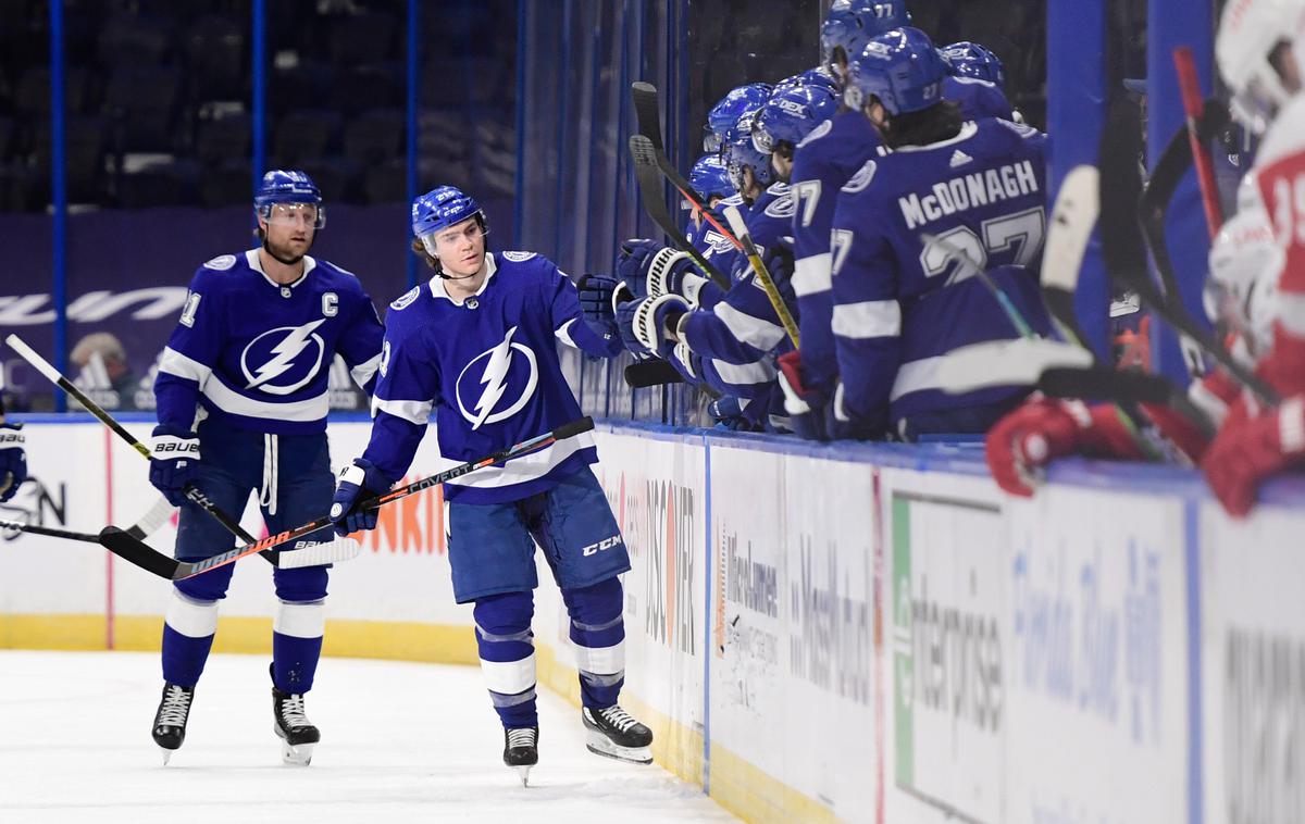 Tampa Bay | Branilci naslova iz Tampe so premagali Detroit s 5:1. Na seznam strelcev se je vpisalo pet različnih hokejistov, med njimi je bil tudi Brayden Point. | Foto Reuters