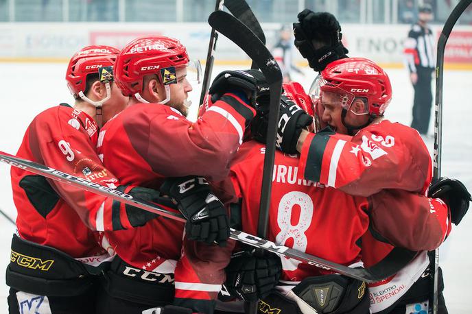 Acroni Jesenice SŽ Olimpija Alpska liga derbi | Hokejisti Jesenic so po dveh težkih porazih proti najboljšima ekipama Alpske lige Olimpiji in Brunicu v soboto ugnali neposrednega tekmeca za osmo mesto Vipiteno. | Foto Peter Podobnik/Sportida