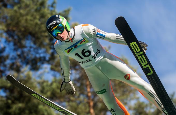 Domen Prevc mora zdržati napad Italijana in Poljaka, da bo imela Slovenija na začetku sezone svetovnega pokala na štartu maksimalno število sedmih skakalcev. | Foto: Vid Ponikvar