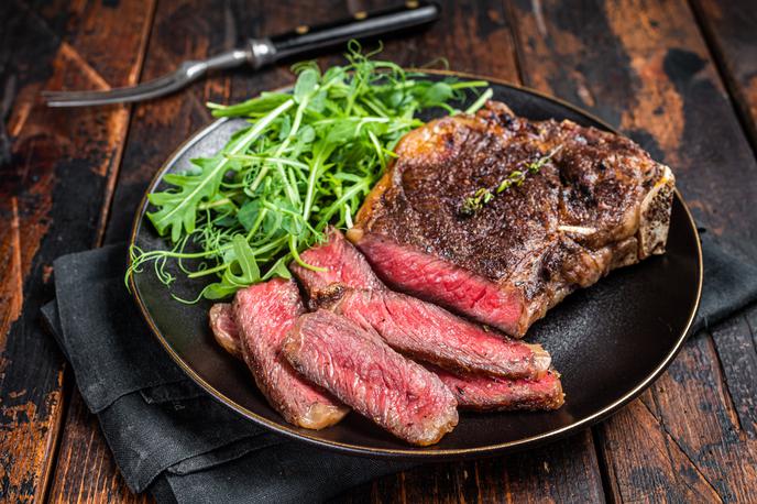 Steak | Ali je steak dobro pripravljen, je odvisno tudi od tega, kako je pečen. Poznamo okoli pet stopenj – rare, medium-rare, medium, medium-well in well-done. | Foto Shutterstock