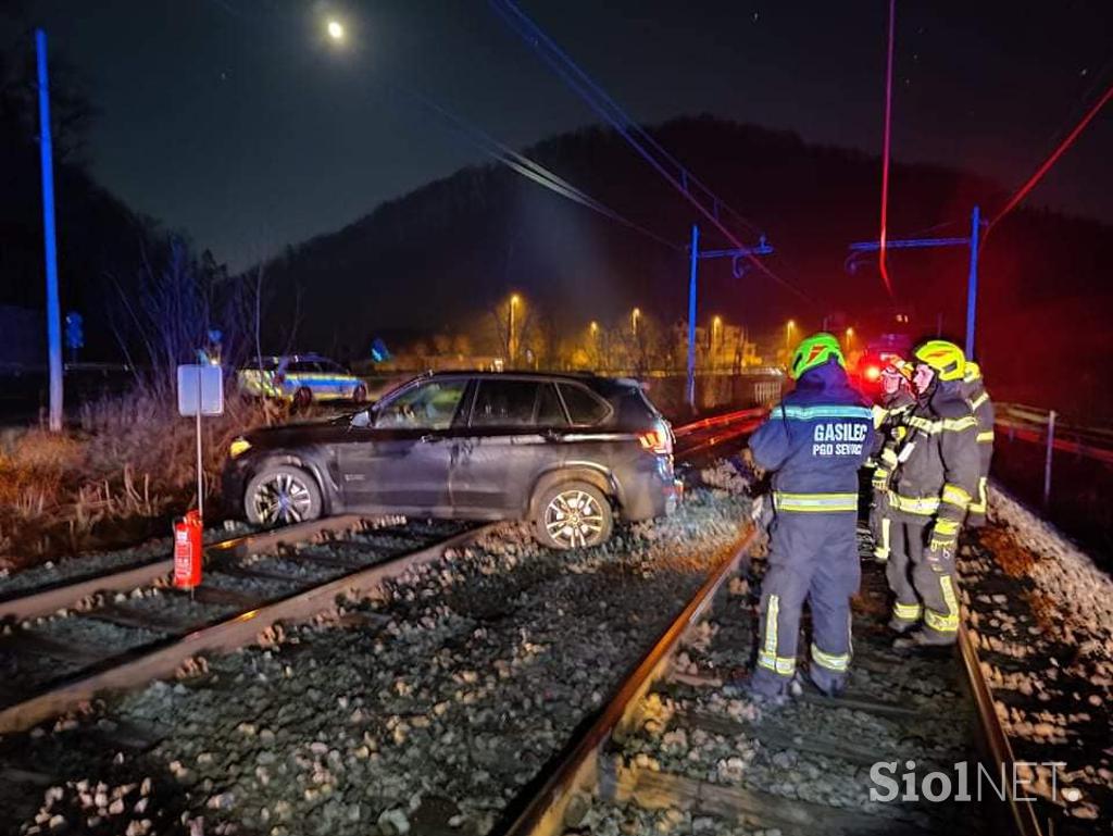 Trčila osebno vozilo in potniški vlak