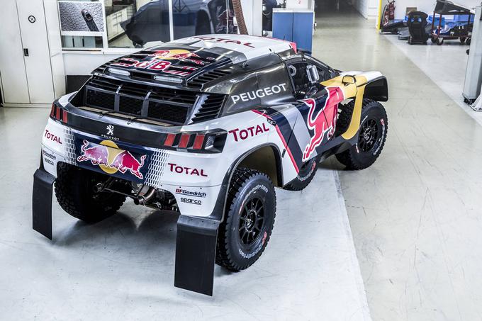 Peugeota 3008 DKR poganja trilitrski dizelski motor V6, moč se prenaša na zadnji par koles. | Foto: Red Bull