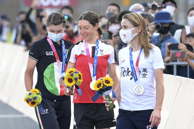 Zmagovalna trojka cestne dirke: prvouvrščena Avstrijka Anna Kiesenhofer v družbi drugouvrščene Nizozemke Annemiek Van Vleuten in tretje Italijanke Elise Longo Borghini.  | Foto: Guliverimage/Vladimir Fedorenko