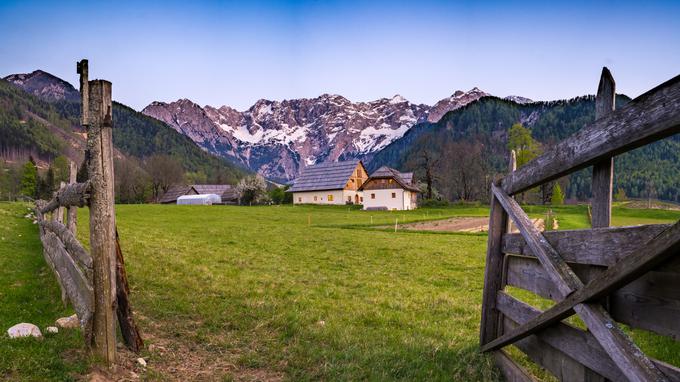 Ena od stavb Šenkove domačije, 500-letna Šenkova hiša, ki se ponaša z letnico 1521, je od leta 1949 zavarovana kot kulturni spomenik državnega pomena. Polona je v tej hiši živela do svojega 15. leta. | Foto: 