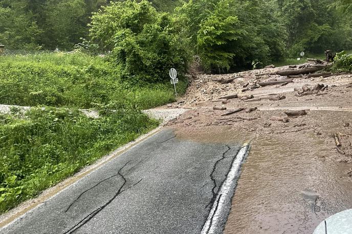 zemeljski plaz | Fotografijo s terena so objavili na omrežju Facebook. Zvečer se bodo predvsem v zahodnih in osrednjih delih Slovenije še pojavljale posamezne krajevne plohe in nevihte, pa poroča STA. | Foto Facebook/infoPot/Peter Ukanc in Aleš Rozman (Meteoinfo Slovenija)