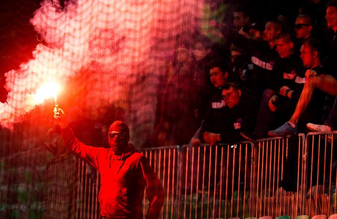 Kaj se dogaja v glavi posameznika, ki meni, da ima na športni prireditvi kot navijač pravico prižgati pirotehnično sredstvo? | Foto: Vid Ponikvar