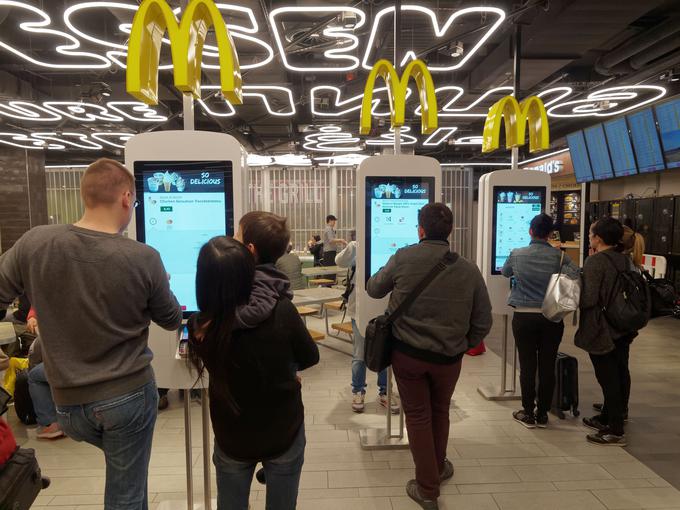 McDonald's ni edina velika veriga restavracij s hitro hrano, ki v umetni inteligenci ne vidijo le prihodnosti naročanja, temveč tudi prihodnost upravljanja številnih pomembnih vidikov delovanja restavracij. | Foto: Shutterstock