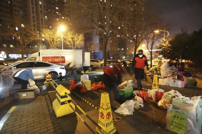 Prebivalcem Šiana lahko hrano dostavljajo samo prostovoljci, vse pa ne poteka gladko. | Foto: Guliverimage/Vladimir Fedorenko