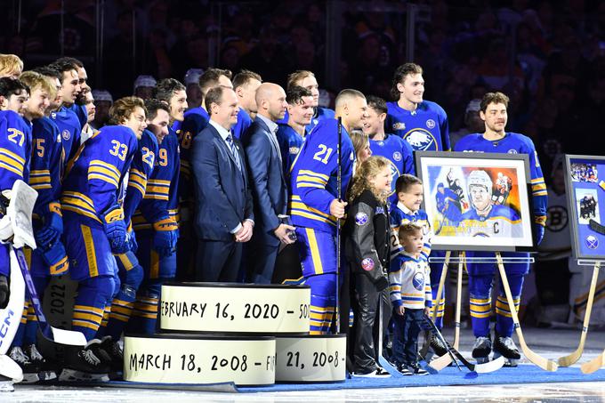 Hokejist Buffalo Sabres Kyle Okposo je pred srečanjem z Bostnom prejel priznanje za 1000. tekmo v ligi NHL.
 | Foto: Reuters