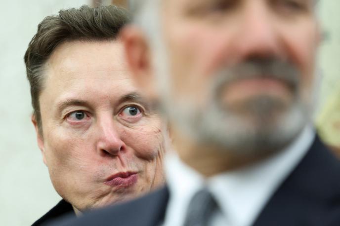 Elon Musk | Elon Musk je svojemu najtesnejšemu političnemu svetovalcu, ki velja za Muskovo "deklico za vse", pred kratkim naročil, naj mu v pisarno dostavi ogromen TV-zaslon, na katerem bo lahko igral računalniške igre. | Foto Reuters