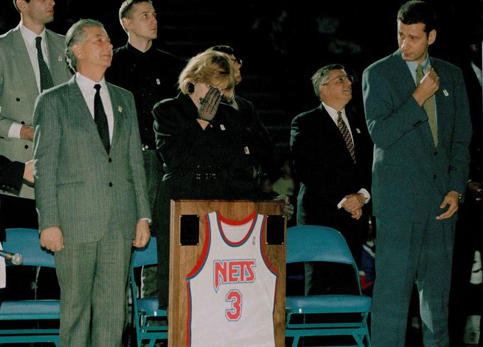 Jole Petrović v družbi Stojka Vrankovića, Dina Rađe, Biserke in Aleksandra Petrovića ter Davida Sterna ob upokojitvi dresa št. 3 pri NJ Nets | Foto: AP / Guliverimage