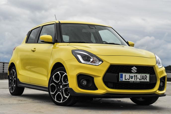 Suzuki swift sport | Testni suzuki swift sport je poganjal 1,4-litrski motor z močjo 103 kilovate. Poraba je znašala 6,2 litra na 100 prevoženih kilometrov, cena testnega avtomobila pa je znašala 19.500 evrov. | Foto Gašper Pirman