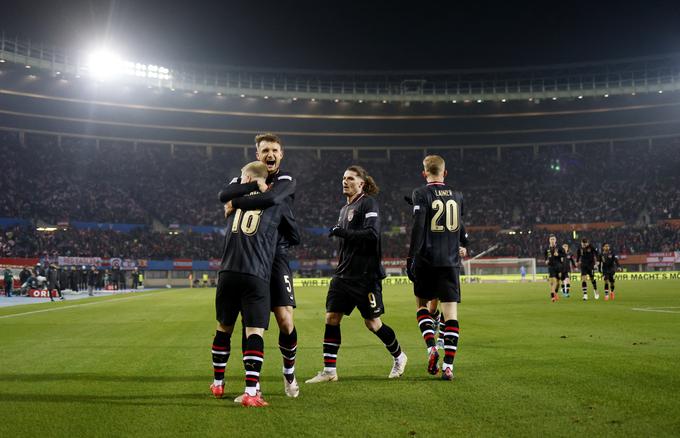 Slovenija je bila v uvodni uri srečanja na Dunaju v izrazito podrejenem položaju, a je zaostajala le z 0:1. | Foto: Reuters