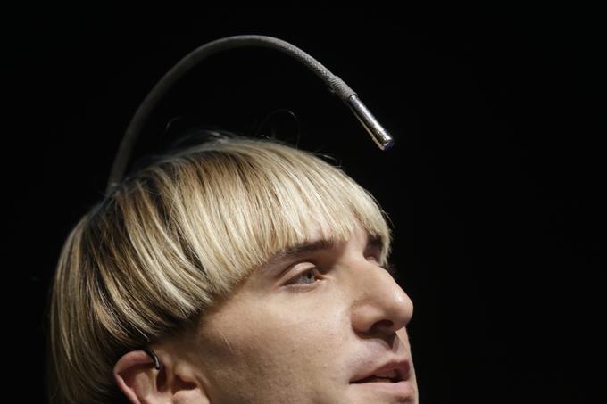 Morda se sliši absurdno, ampak antena, ki jo ima na glavi Neil Harbisson, se lahko poveže tudi z brezžičnim internetom. To pomeni, da lahko Harbisson neposredno v svojo lobanjo sprejema telefonske klice. Z anteno lahko zaznava tudi satelitske signale.  | Foto: Reuters