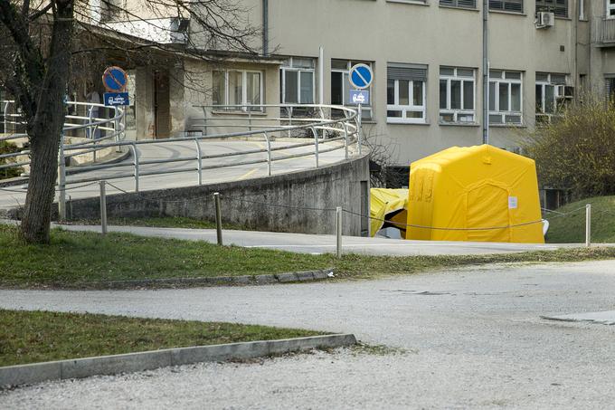 Kontejnerji pred UKC Ljubljana | Foto: Ana Kovač