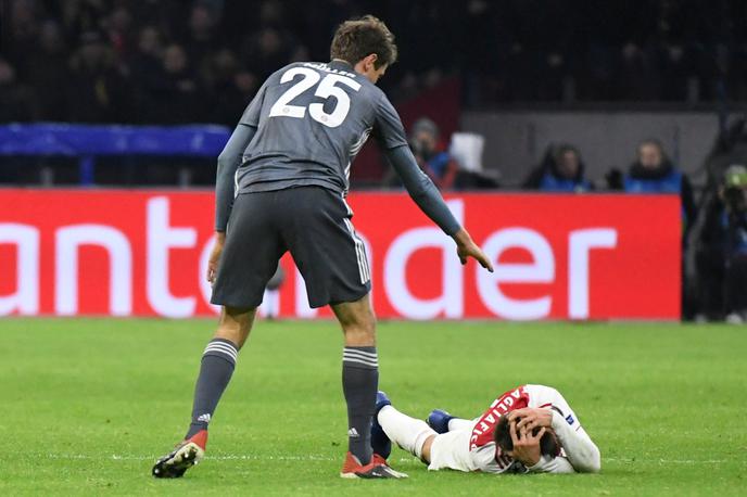 Thomas Müller Ajax | Thomas Müller se je po udarcu, ob katerem je gledalcem zastal dih, opravičil nesrečnemu Argentincu. | Foto Reuters