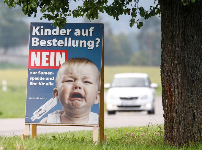 Plakat nasprotnikov izenačitve pravic istospolnih in heterospolnih parov | Foto: Reuters