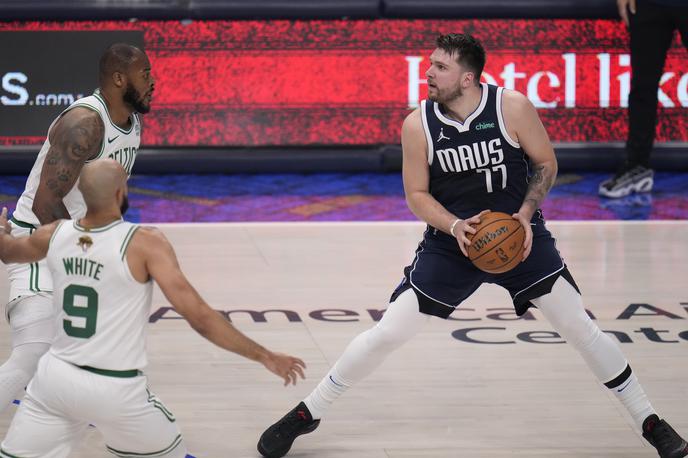 Luka Dončić | Luka Dončić se je še enkrat izkazal na parketu. Ob njem pa je imel tudi veliko navijačev. | Foto Guliverimage