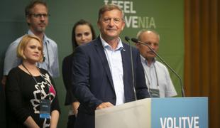 Erjavec ostaja predsednik DeSUS. V koalicijo z Janšo ne gredo. #video