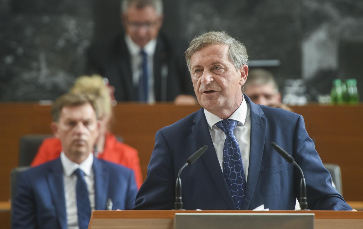 Interpelacija Karl Erjavec | DeSUS pogojuje podporo interventnemu zakonu z naknadno spremembo načina izredne uskladitve pokojnin. Na fotografiji prvak DeSUS Karl Erjavec. | Foto STA