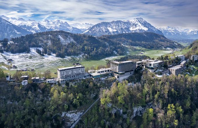 Švica je v zadnjem času tarča pozornosti ruskih agentov zaradi mirovne konference o Ukrajini, ki bo 15. in 16. junija letos v švicarskem kraju Bürgenstock. Na konferenci, na kateri ruskih predstavnikov ne bo, bodo skušali poiskati rešitev za konec vojne v Ukrajini. Bürgenstock (na fotografiji) je počitniški kraj, ki leži pod istoimensko goro in nad Luzernskim jezerom.  | Foto: Guliverimage