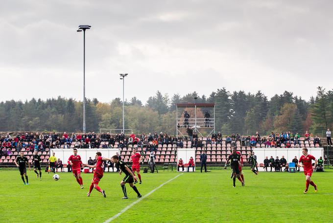 Na mestu, kjer je bila jeseni tribuna s stoli, raste nov del kidriškega kompleksa pod streho. | Foto: Vid Ponikvar