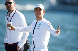 Nesreča, dve rdeči zastavi, Rosberg v čisti špici, Hamilton prikovan na dno