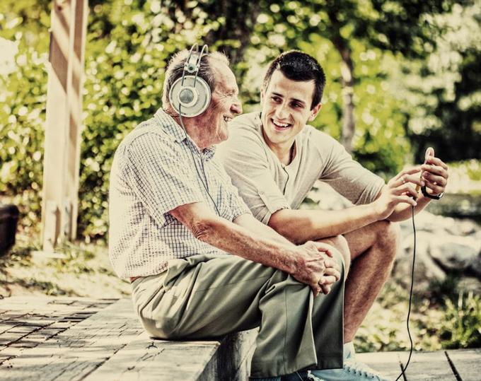 Boljša digitalna pismenost starejših bo povečala njihovo socialno vključenost in aktivno sodelovanje v družbi. | Foto: Simbioza