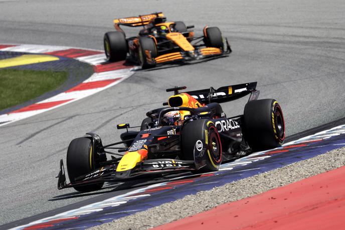 VN Avstrije Max Verstappen Red Bull Lando Norris McLaren | Maxu Verstappnu je uspelo odbiti napad Landa Norrisa in dobil je tretji šprint letošnje sezone. | Foto Reuters