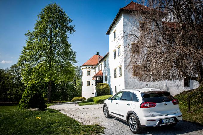 Testni niro stane tisočaka in pol manj, do 30 pa mu manjkajo pametni ključ, aktivni tempomat, nadzor mrtvih kotov, samodejno zaviranje v sili in brezžični polnilec pametnih telefonov. Vendar potem ne bi bil niro ex champion, ampak niro z najvišjo stopnjo opreme ex vision. | Foto: Vid Ponikvar