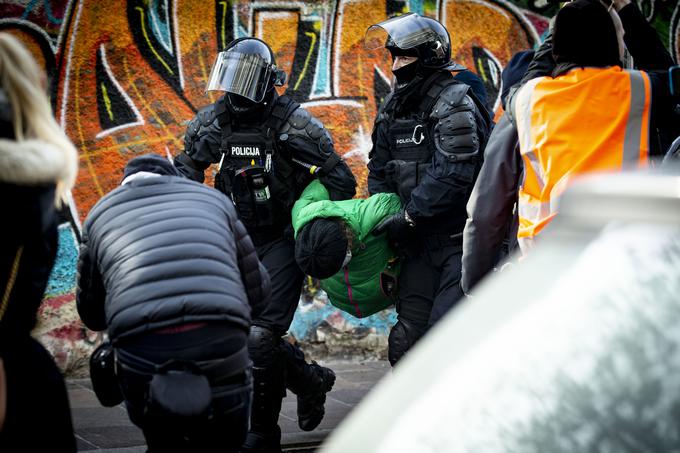 Rušenje objektov na območju nekdanje tovarne Rog v Ljubljani so spremljali protesti, posredovati je morala tudi policija. | Foto: Ana Kovač