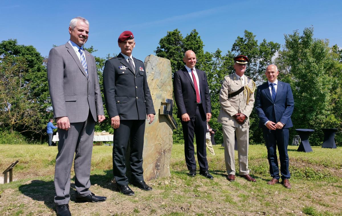 Spomenik Teddyjevemu strmoglavljenju v Brkinih | Na odkritju spomenika britanskemu pilotu so bili prisotni župan občine Pivka Robert Smrdelj, načelnik generalštaba Slovenske vojske Robert Glavaš, namestnik veleposlanice Združenega kraljestva v Sloveniji Paul Jancar, vojaški ataše Christopher Day in direktor Parka vojaške zgodovine Janko Boštjančič. | Foto Srdjan Cvjetović