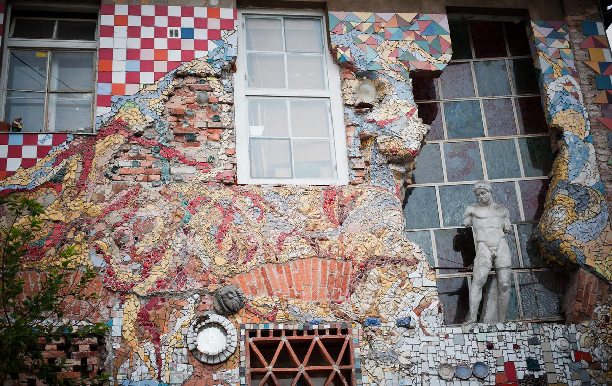 Metelkova Mesto | Pročelje ene od stavb na Metelkovi | Foto Bor Slana