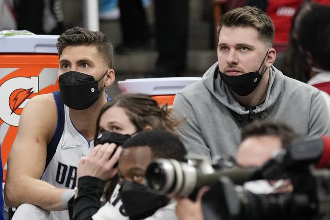 Luka Dončić je v Houstonu bodril soigralce s klopi. | Foto: Guliverimage/Vladimir Fedorenko