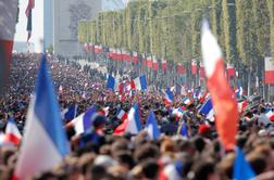 Nepregledna množica na Elizejskih poljanah, Francozom državna odlikovanja #foto #video