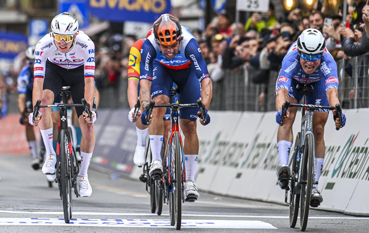 Milano - Sanremo, Tadej Pogačar, Michael Matthews, Jasper Philipsen | Tadej Pogačar je na prvem spomeniku sezone zasedel tretje mesto. V ciljnem sprintu je zmagal Belgijec Jasper Philipsen, drugi je bil Avstralec Michael Matthews. | Foto Guliverimage