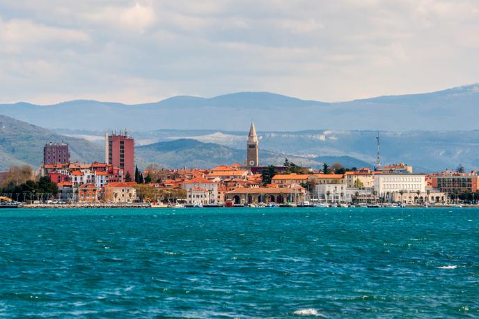 Koper | V najhujšem obravnavanem primeru bi v Sloveniji ostalo pod vodo 1.200 hektarjev površin, od tega največ v okolici Sečovelj, na primer celotne soline in letališče. Morje bi zalilo tudi koprsko Bonifiko in nižje ležeče dele Izole. | Foto Shutterstock