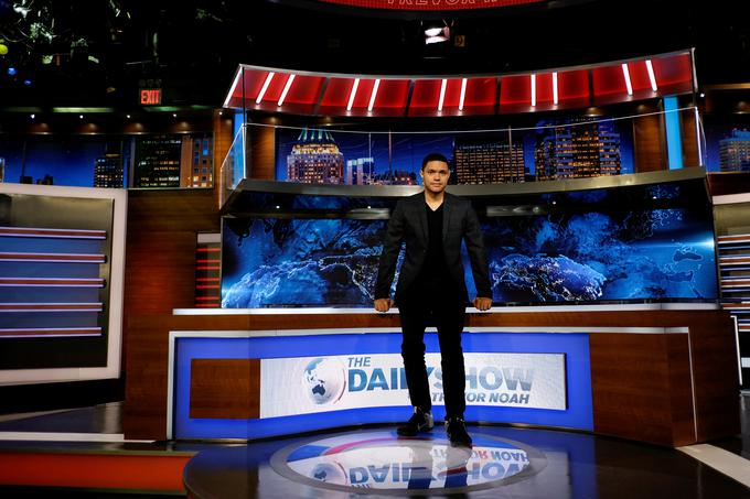 Trevor Noah je voditelj priljubljenega šova The Daily Show. | Foto: Reuters